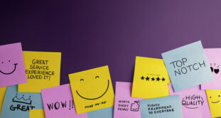 customer-experience-concept-sticky-note-comments-of-happy-clients-on-a-purple-background